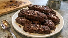 Biscotti inzupposi al cioccolato: morbidi dentro e perfetti nel latte