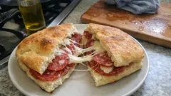 Focaccia imbottita alta e morbida: ripieno filante di scamorza e salame