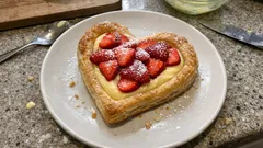 Torta a cuore di sfoglia con crema e fragole: il dolce last minute che fa scena