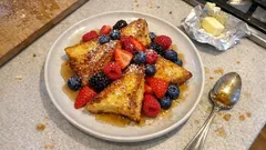 French toast di pandoro in padella: dorato fuori, soffice dentro