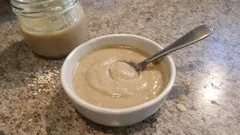 Salsa tahina fatta in casa: solo 2 ingredienti e una tostatura perfetta