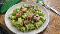 Pasta pesto e tonno fresco: cremosa e profumata, con il pesto aggiunto a fuoco spento