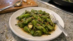 Friggitelli in padella con acciughe e aglio: contorno veloce dal gusto mediterraneo