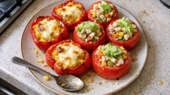 Pomodori e peperoni ripieni: uno al forno, uno fresco (perfetti d’estate)