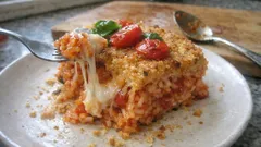 Sformato di riso al forno: crosticina dorata e cuore filante di mozzarella