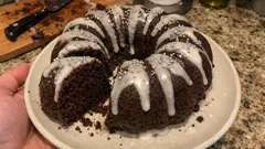 Bundt cake al cioccolato soffice e umida: la ricetta semplice con glassa allo zucchero
