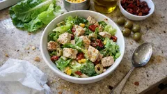 Insalata di pollo con mais e olive: fresca, completa e pronta da portare via