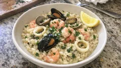 Risotto alla pescatora cremoso: fumetto aromatico e mantecatura all’onda