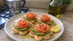 Fiori di pancarrè con avocado e salmone: l’antipasto veloce che fa scena