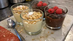 Bicchieri golosi con crema pasticcera e biscotti: dessert veloce senza forno