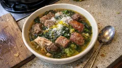 Minestra maritata: la ricetta tradizionale con brodo di carne ricco e verdure amare