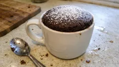 Torta in tazza senza uova al cacao: pronta in 3 minuti al microonde