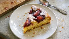 Torta di prugne soffice: prugne succose in superficie e crosticina caramellata