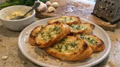 Garlic bread fatto in casa: croccante ai bordi e morbido al centro in 12 minuti