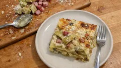 Lasagne ai carciofi con pancetta e besciamella: cremose, filanti e ben gratinate