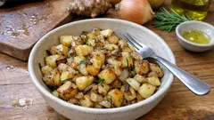 Topinambur in padella con patate: il contorno semplice che profuma di rosmarino