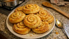 Girelle all’arancia soffici e profumate: la ricetta semplice da colazione