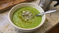 Vellutata di piselli cremosa: il trucco della patata per una consistenza perfetta