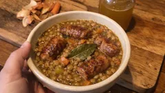 Lenticchie e salsiccia in umido: il comfort food di casa, saporito e sempre riuscito