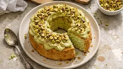 Chiffon cake al pistacchio: alta, soffice e umida a lungo (con crema e granella)