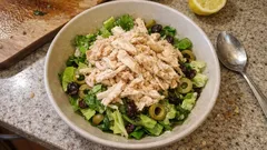 Insalata di cappone fredda con olive e uvetta: il piatto unico leggero che sa di festa