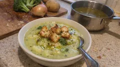 Crema di broccoli e patate: vellutata densa senza panna, pronta con pochi passaggi