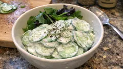 Insalata di cetrioli con yogurt greco: fresca, cremosa e pronta in 10 minuti