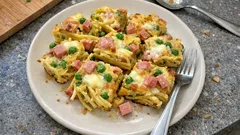 Frittata di spaghetti con piselli e provola: l’idea svuota-frigo che resta morbida