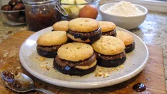 Castagnetti fatti in casa: biscotti alle castagne con marmellata e cioccolato fondente