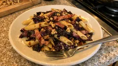 Pasta radicchio, speck e noci: il primo cremoso con una nota di balsamico