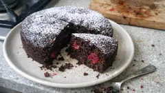 Torta cioccolato e lamponi soffice: l’impasto alto e umido che riesce sempre