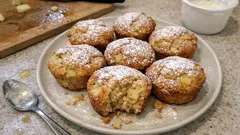 Muffin yogurt e mele soffici: impasto in una ciotola e profumo di casa