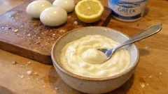 Maionese con uova sode senza olio: cremosa con yogurt greco e limone