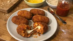 Supplì romani al ragù e mozzarella: come farli dorati e asciutti, con il cuore filante