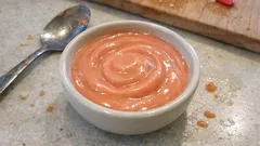 Salsa rosa fatta in casa: pronta in 5 minuti, cremosa e perfetta con gamberi e pesce