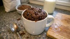 Torta in tazza al cacao in friggitrice ad aria: pronta in 20 minuti, senza forno