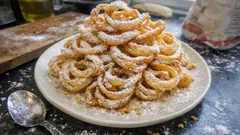 Stelle filanti dolci di Carnevale: fritte, leggere e croccanti con una nuvola di zucchero a velo
