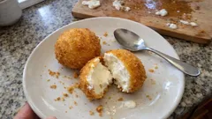 Gelato fritto fatto in casa: croccante fuori, cremoso dentro (con riposo in freezer)