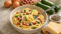 Carbonara di zucchine cremosa senza panna: il trucco è mantecare a fuoco spento