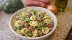 Pasta broccoli e salsiccia: cremosa senza panna, con l’acqua di cottura