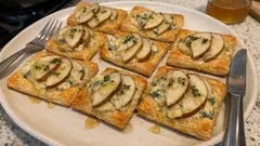 Sfogliatine salate pera e gorgonzola: croccanti, cremose e pronte in forno