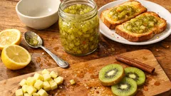 Marmellata di kiwi e mele fatta in casa: semplice, profumata e dalla consistenza perfetta