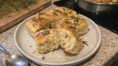 Focaccia alta e soffice: l’impasto con farina 0 e semola che resta morbido a lungo