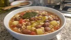 Minestra di fagioli borlotti e pasta: la ricetta di casa che scalda davvero