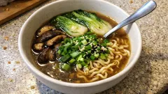 Noodles in brodo al miso e soia: la zuppa veloce con pak choi e shiitake (brodo sempre limpido)