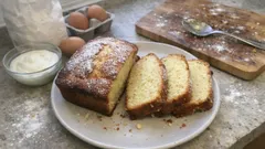 Plumcake allo yogurt alto e soffice: l’impasto veloce che riesce sempre