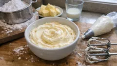 Crema al burro veloce e stabile: la ricetta base per decorare torte e cupcake