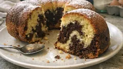 Ciambellone bicolore alla panna e cacao: soffice, alto e pronto in poche mosse