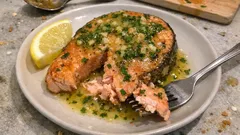 Salmone al forno con salsa al limone ed erbe: pronto in 15 minuti e resta succoso
