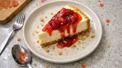 Cheesecake New York alle fragole: base croccante, crema cotta e salsa fatta in casa